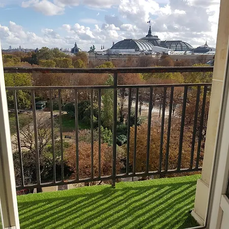Champs-elysees Amazing View Of Bed and Breakfast
